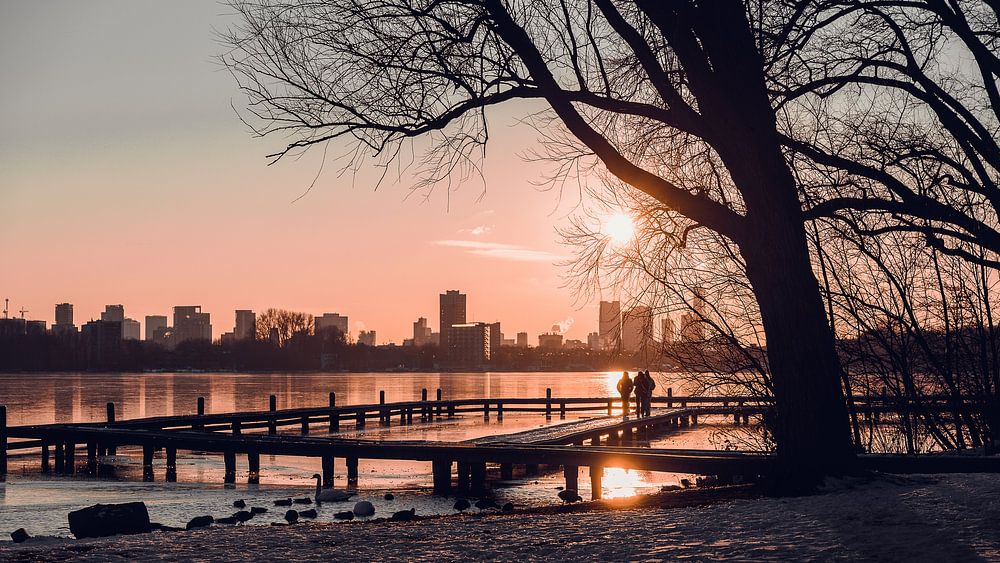 Lage zon over een bevroren Kralingse Plas